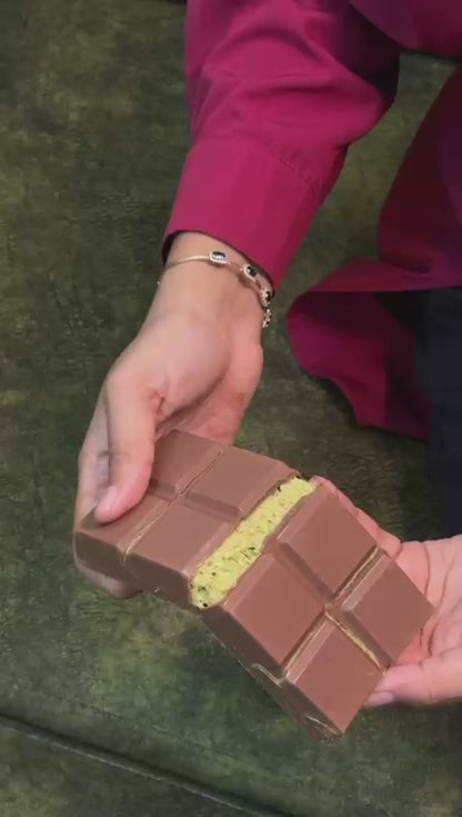 Zatar Crunch Pistachio - Oman Chips in Kunafa Pistachio Bar - 240g